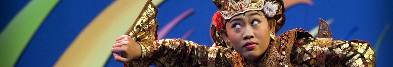 Een lid van de Balinese dans- en Gamelan Ensemble Cudamani tijdens de Tong Tong Fair (voorheen Pasar Malam Besar) op het Malieveld in Den Haag